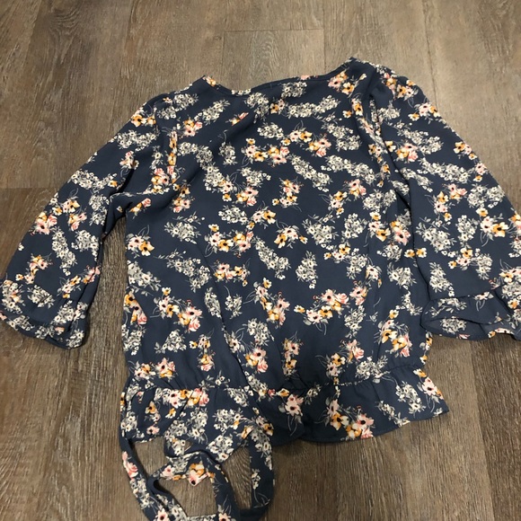 Blouse 💐🌷 - Picture 2 of 2